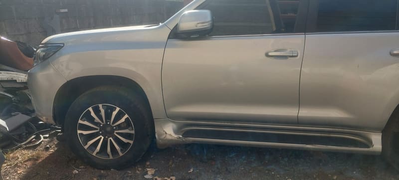 Prado KDH 089E before repair, scratched rocker panel